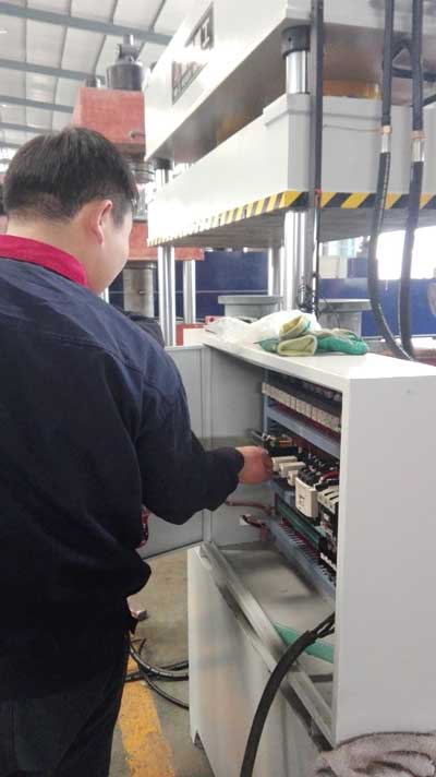 三梁四柱液壓機調(diào)試中